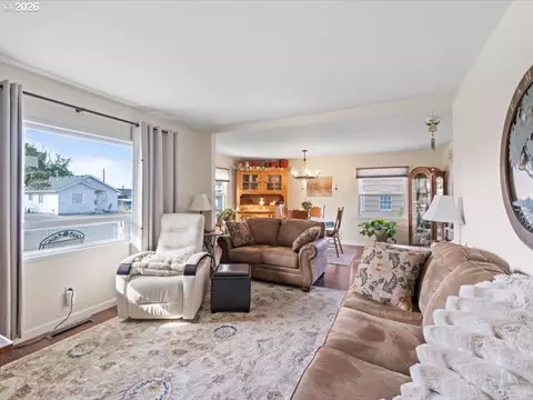 Living - 455 E Sunset Dr, Hermiston, OR 97838 photo 2 of 2