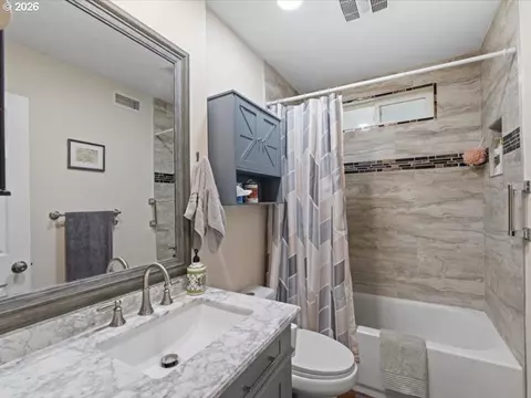 Bath - 455 E Sunset Dr, Hermiston, OR 97838 photo 1 of 2
