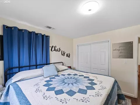 Bedroom - 455 E Sunset Dr, Hermiston, OR 97838 photo 4 of 4