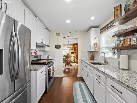 Kitchen - 455 E Sunset Dr, Hermiston, OR 97838 photo 3 of 3