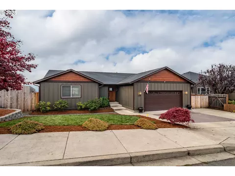 1858 NE Sunset St, Roseburg, OR 97470