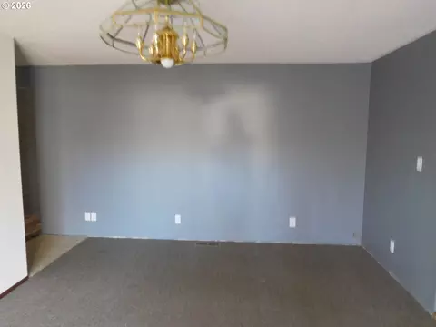 Living - 1536 SW 44th St, Pendleton, OR 97801 photo 2 of 5