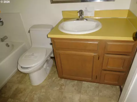 Bath - 1536 SW 44th St, Pendleton, OR 97801 photo 2 of 3
