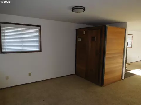 Living - 1536 SW 44th St, Pendleton, OR 97801 photo 3 of 5
