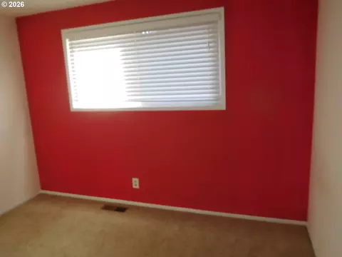 Bedroom - 1536 SW 44th St, Pendleton, OR 97801 photo 2 of 4