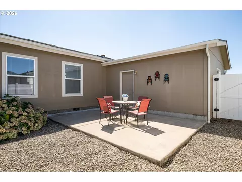 Exterior - 2416 Maia Loop, Springfield, OR 97477 photo 4 of 7