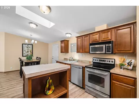 Kitchen - 2416 Maia Loop, Springfield, OR 97477 photo 3 of 4