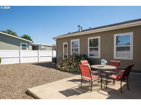 Exterior - 2416 Maia Loop, Springfield, OR 97477 photo 3 of 7
