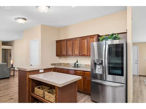 Kitchen - 2416 Maia Loop, Springfield, OR 97477 photo 2 of 4