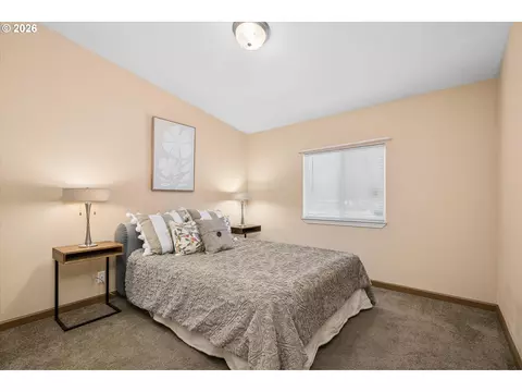 Bedroom - 2416 Maia Loop, Springfield, OR 97477 photo 5 of 8