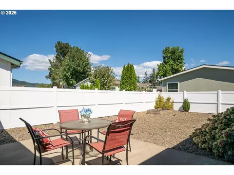 Exterior - 2416 Maia Loop, Springfield, OR 97477 photo 6 of 7