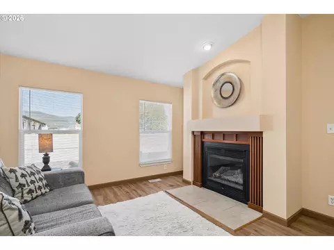 Living - 2416 Maia Loop, Springfield, OR 97477 photo 6 of 7