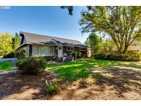 395 Fairway Loop, Eugene, OR 97401
