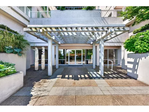 2020 SW Market Street Dr #104, Portland, OR 97201