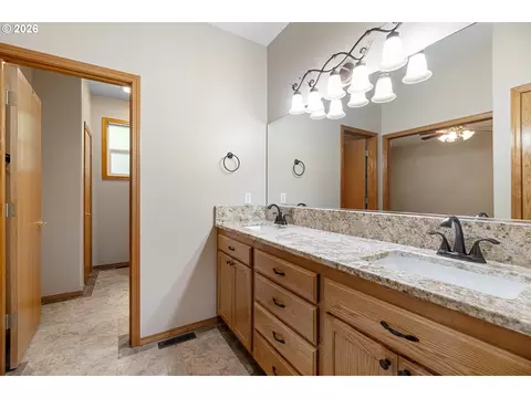 Bath - 1926 NW 18th St, Gresham, OR 97030 photo 2 of 3