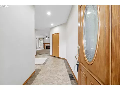 Entry Way - 1926 NW 18th St, Gresham, OR 97030 photo 1 of 2