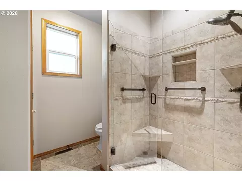 Bath - 1926 NW 18th St, Gresham, OR 97030 photo 3 of 3