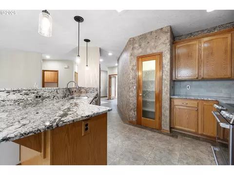 Kitchen - 1926 NW 18th St, Gresham, OR 97030 photo 3 of 5