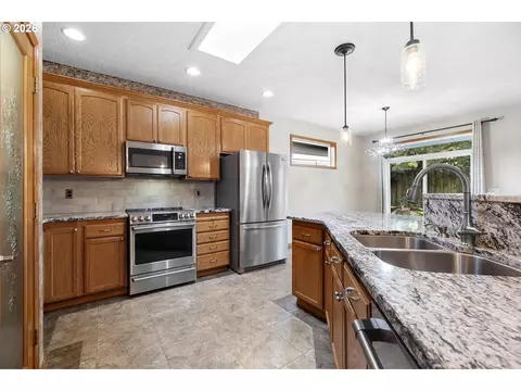 Kitchen - 1926 NW 18th St, Gresham, OR 97030 photo 2 of 5