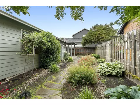 Exterior - 1926 NW 18th St, Gresham, OR 97030 photo 6 of 7