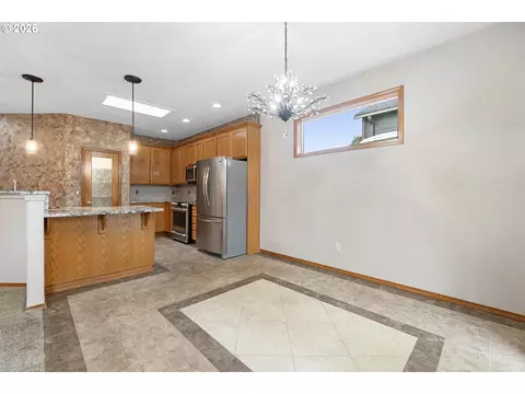 Dining - 1926 NW 18th St, Gresham, OR 97030 photo 1 of 2