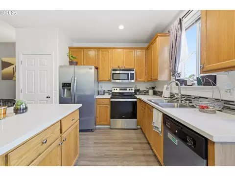 Kitchen - 5827 SE 16th Loop, Gresham, OR 97080 photo 3 of 4