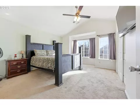 Bedroom - 5827 SE 16th Loop, Gresham, OR 97080 photo 2 of 5