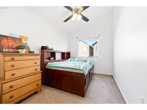 Bedroom - 5827 SE 16th Loop, Gresham, OR 97080 photo 4 of 5