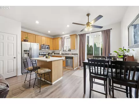 Kitchen - 5827 SE 16th Loop, Gresham, OR 97080 photo 1 of 4