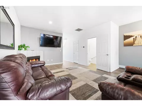 Living - 5827 SE 16th Loop, Gresham, OR 97080 photo 2 of 2