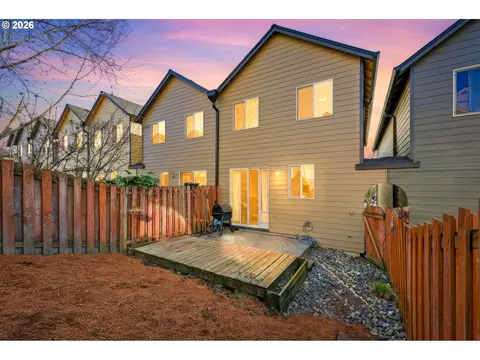 Exterior - 5827 SE 16th Loop, Gresham, OR 97080 photo 6 of 10