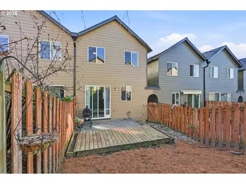 Exterior - 5827 SE 16th Loop, Gresham, OR 97080 photo 9 of 10