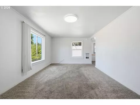 Living - 595 S 47th St, Springfield, OR 97478 photo 3 of 5