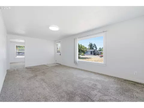 Living - 595 S 47th St, Springfield, OR 97478 photo 2 of 5