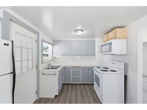 Kitchen - 595 S 47th St, Springfield, OR 97478 photo 3 of 3