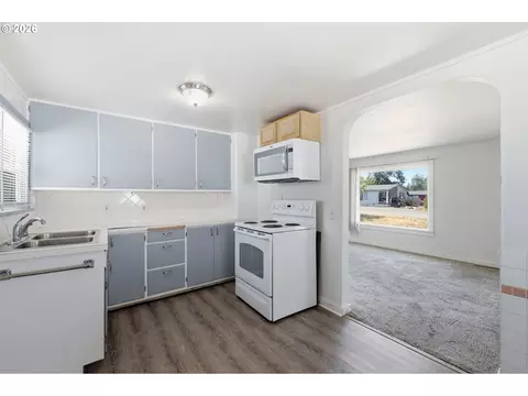Kitchen - 595 S 47th St, Springfield, OR 97478 photo 1 of 3