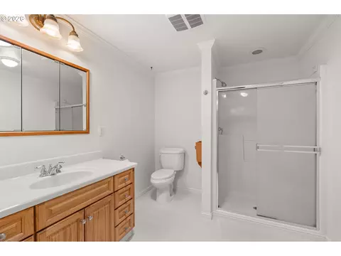 Bath - 394 Cherry Dr, Eugene, OR 97401 photo 1 of 4