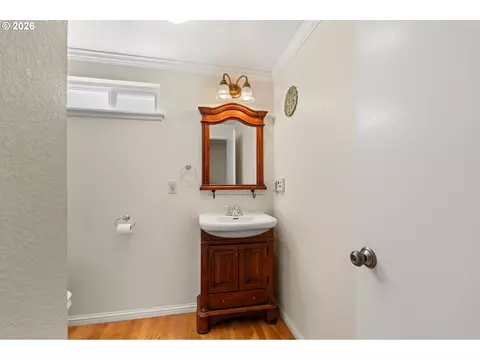 Bath - 394 Cherry Dr, Eugene, OR 97401 photo 2 of 4
