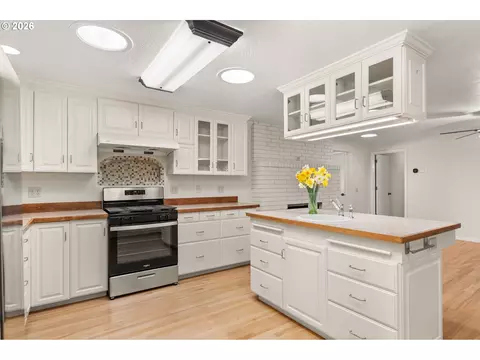 Kitchen - 394 Cherry Dr, Eugene, OR 97401 photo 2 of 3