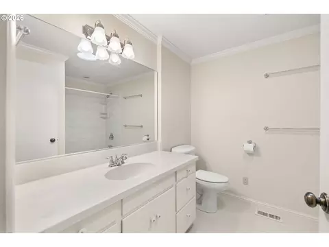 Bath - 394 Cherry Dr, Eugene, OR 97401 photo 4 of 4