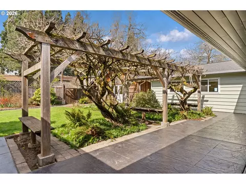 Exterior - 394 Cherry Dr, Eugene, OR 97401 photo 1 of 10