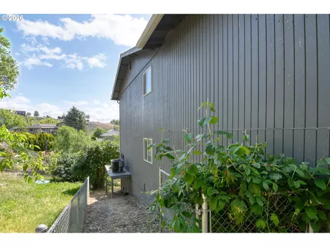 Exterior - 704 NW 4th St, Pendleton, OR 97801 photo 6 of 12