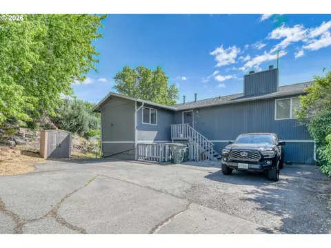 Exterior - 704 NW 4th St, Pendleton, OR 97801 photo 2 of 12