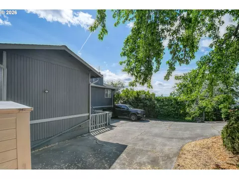Exterior - 704 NW 4th St, Pendleton, OR 97801 photo 3 of 12