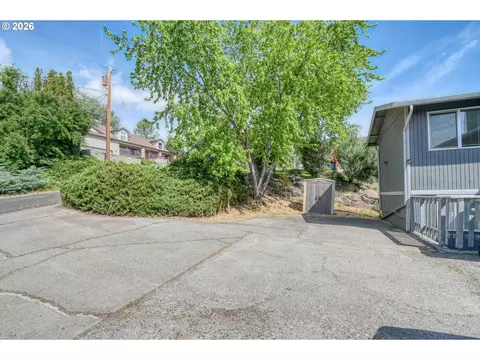 Exterior - 704 NW 4th St, Pendleton, OR 97801 photo 5 of 12