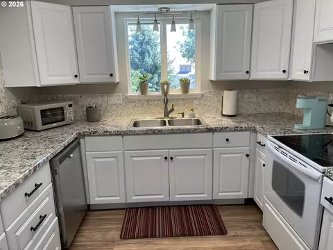 Kitchen - 704 NW 4th St, Pendleton, OR 97801 photo 1 of 2