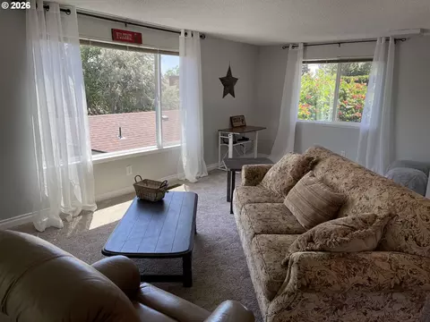 Living - 704 NW 4th St, Pendleton, OR 97801 photo 1 of 1