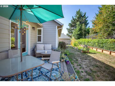 Exterior - 1496 S 57th St, Springfield, OR 97478 photo 6 of 8