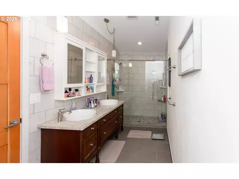 Bath - 1496 S 57th St, Springfield, OR 97478 photo 2 of 3