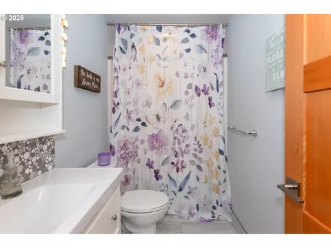 Bath - 1496 S 57th St, Springfield, OR 97478 photo 3 of 3